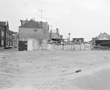 882617 Gezicht op een braakliggend terrein bij de kruising van de Notebomenlaan en Abstederdijk (links) te Utrecht.